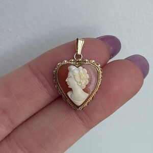 14k Vintage Yellow Gold Romantic Cameo Heart Pendant